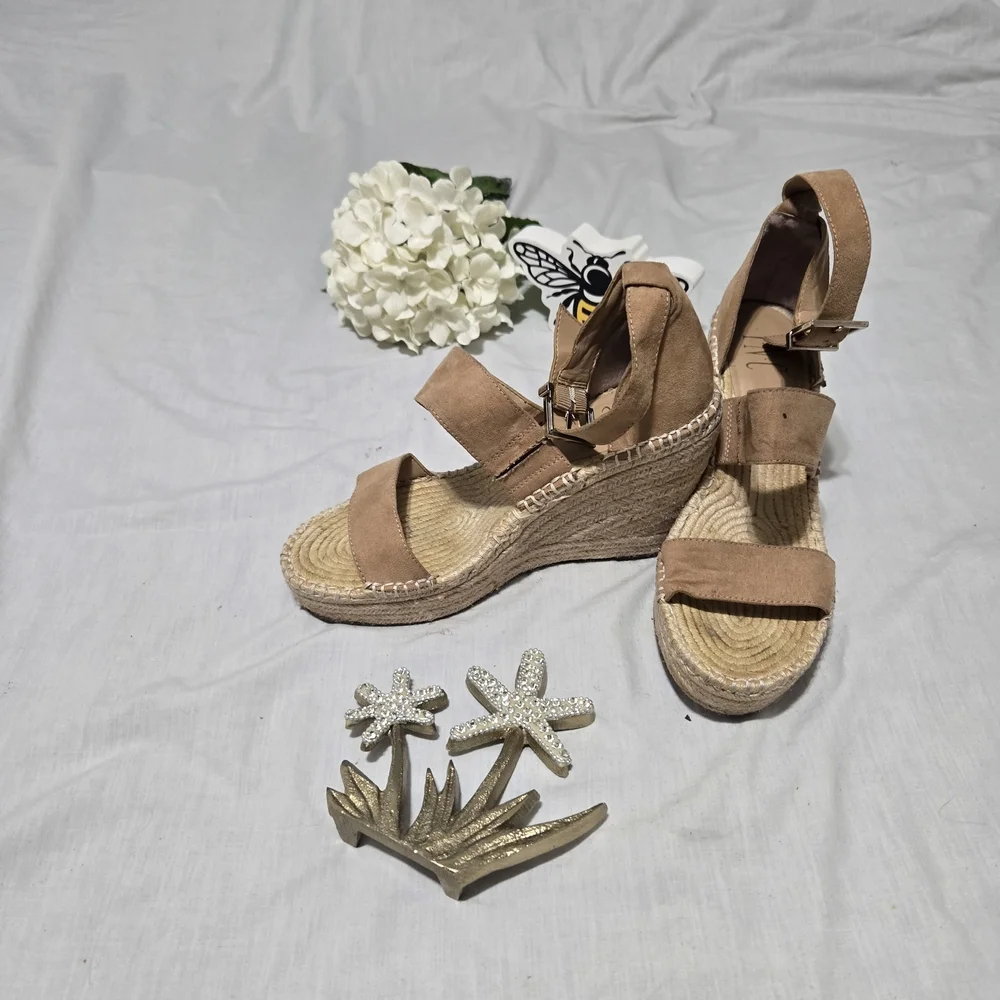 INC International Concepts Brown Platform Sandals 369
